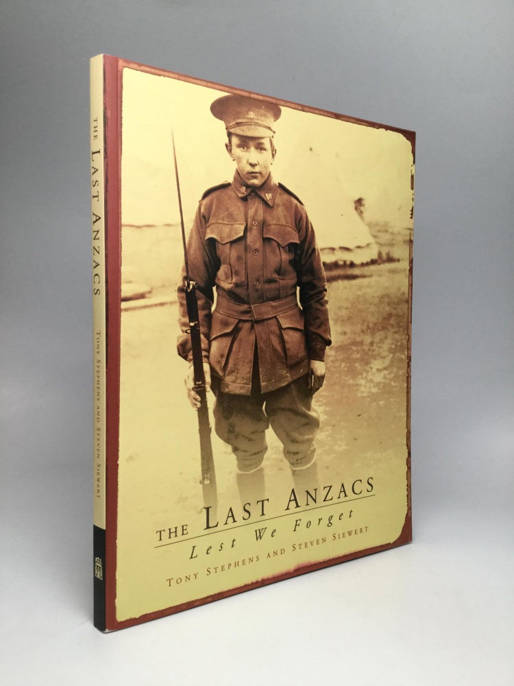 Item #67008 THE LAST ANZACS: Lest We Forget. Tony Stephens, Steven Siewert.